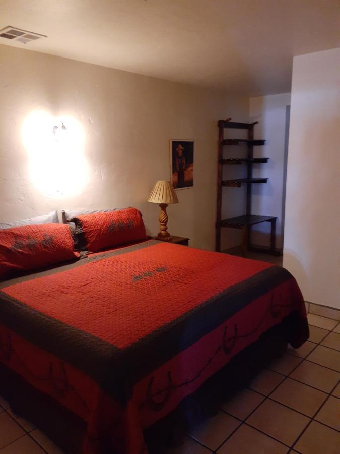 Stagecoach Suites Уикенберг Экстерьер фото