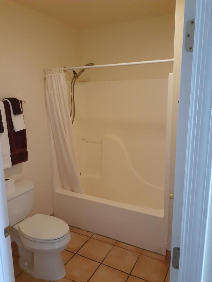 Stagecoach Suites Уикенберг Экстерьер фото